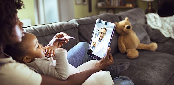 Femme et Enfant en Consultation Télémédecine